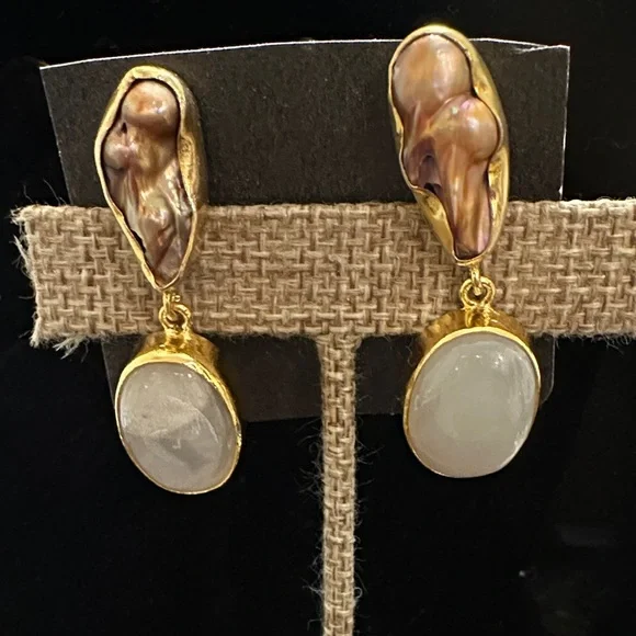 Elegant Gold and Pearl Drop Earrings - Picture 2 of 3